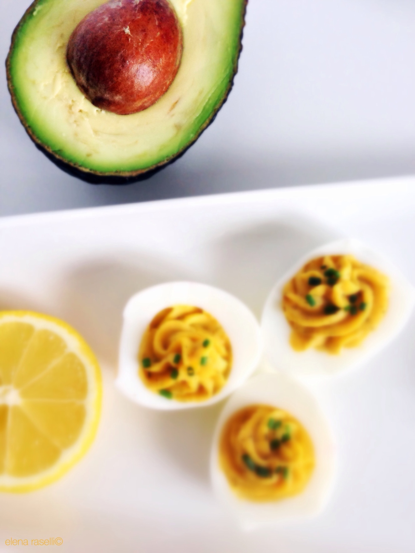 Gefüllte Eier mit selbstgemachter Avocado-Mayo: Rezept – elenährung